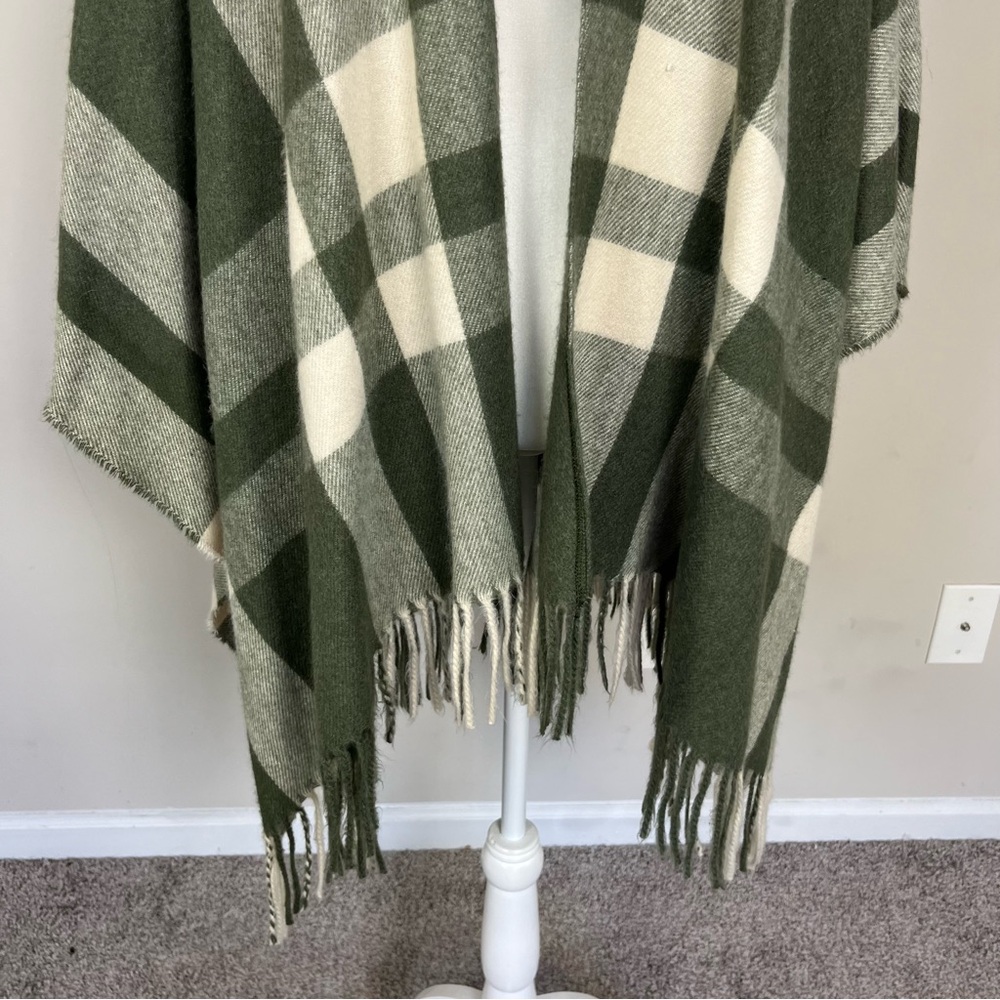 UNIVERSAL THREAD TARGET PLAID FRINGE OPEN FRONT PONCHO IN GREEN ONE SIZE - Picture 8 of 16